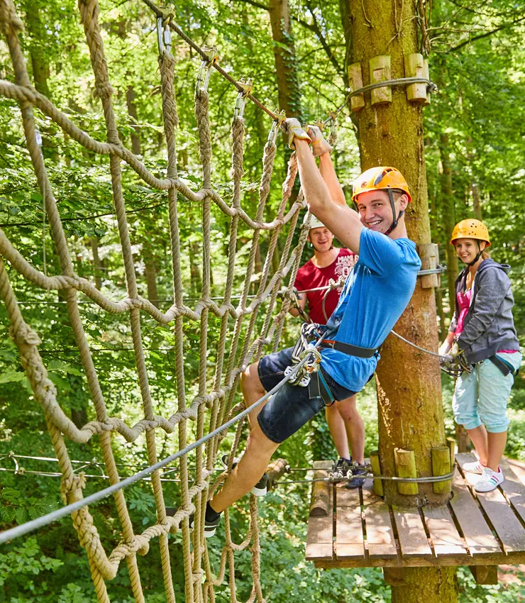 Menschen in einem Klettergarten