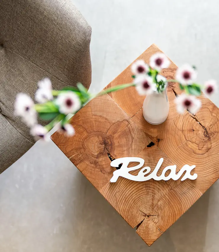 Ein Holzblock auf dem der Schriftzug Relax zu sehen ist